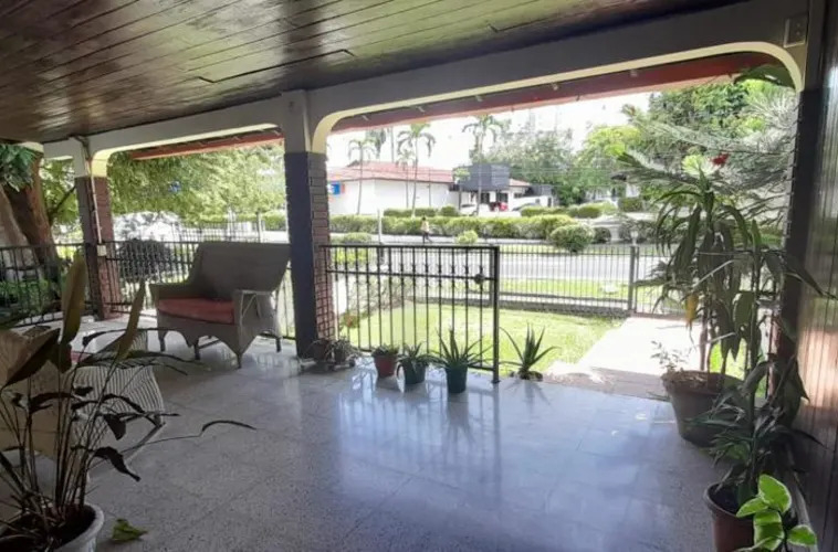 Casa en Vía Porras Cerca del Parque Omar