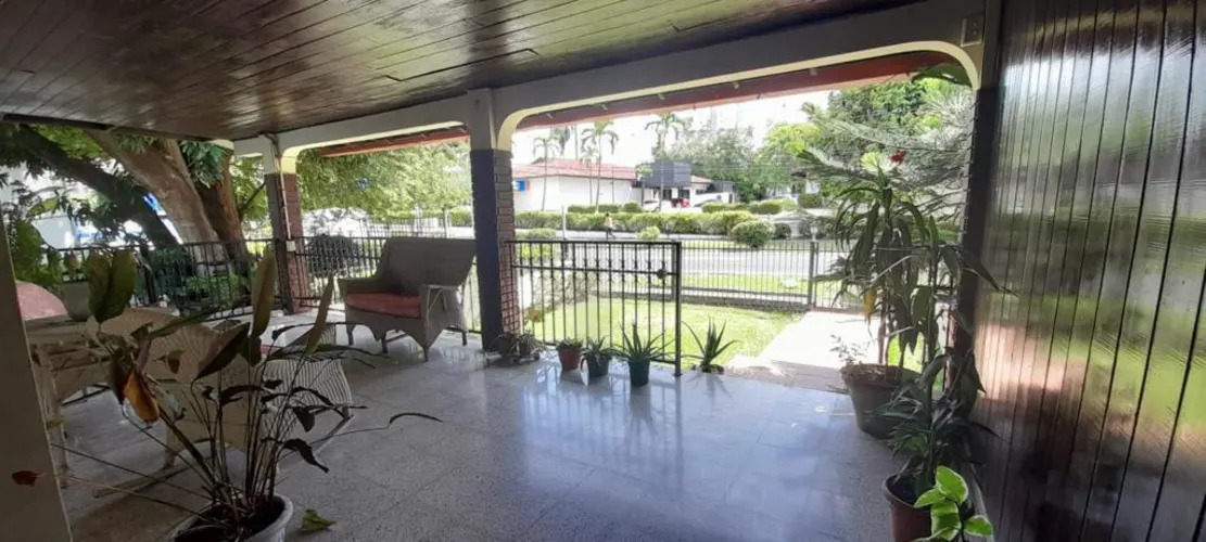 Casa en Vía Porras Cerca del Parque Omar